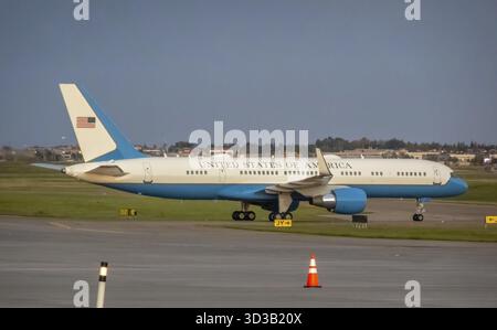 Calgary, Alberta, Canada. 16 giugno 2025. Boeing C-32A (Air Force Two) del governo degli Stati Uniti che rullano sulla pista, utilizzato per il trasporto VIP incluso il Vice Pres Foto Stock