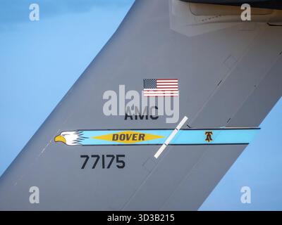 Calgary, Alberta, Canada. 16 giugno 2025. Un colpo dettagliato di coda di un aereo della U.S. Air Force con bandiera americana, AMC, DOVER e coda numero 771 Foto Stock