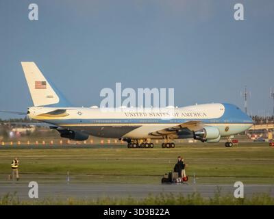 Calgary, Alberta, Canada. 16 giugno 2025. Air Force One, Boeing VC-25A, taxi in pista durante il giorno all'aeroporto degli Stati Uniti, iconica livrea blu e bianca Foto Stock