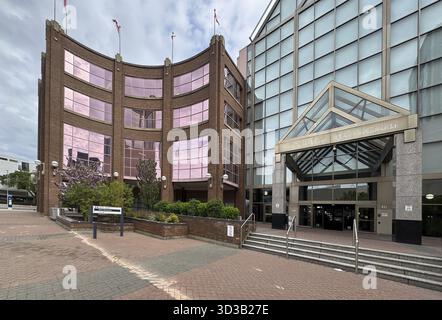 Edmonton, Alberta, Canada. 12 giugno 2025. Facciata di Canada Place al 9700 di Jasper Avenue, Edmonton, caratterizzata da un caratteristico edificio ricurvo con finestre rosa Foto Stock
