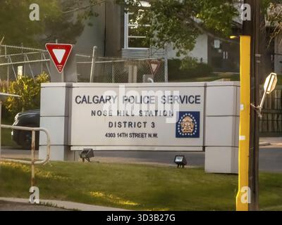 Calgary, Alberta, Canada. 8 giugno 2025. Un chiaro colpo esterno del cartello della stazione di Nose Hill del servizio di polizia di Calgary, che rappresenta le forze dell'ordine locali Foto Stock