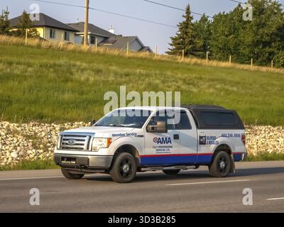 Calgary, Alberta, Canada. 8 giugno 2025. Un veicolo di assistenza membro ama (Alberta Motor Association) viaggia su una strada a Calgary, rappresentando assi stradali Foto Stock