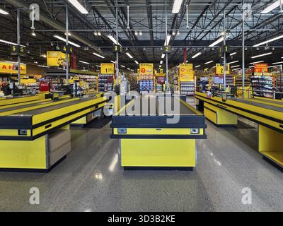 Calgary, Alberta, Canada. 16 maggio 2025. Le corsie luminose di un No Frills sono pronte per fare shopping all'interno dell'animato quartiere canadese Foto Stock