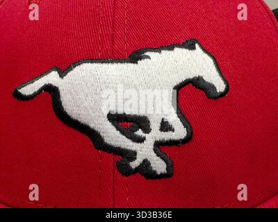 Calgary, Alberta, Canada. 10 aprile 2025. Un primo piano mostra il logo bianco Calgary Stampeders, delineato in nero e ricamato su un berretto rosso Foto Stock