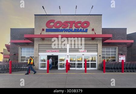 Calgary, Alberta, Canada. 10 aprile 2025. Immagine esterna di un negozio all'ingrosso Costco al crepuscolo con la segnaletica Costco Wholesale e le persone che entrano e escono. Foto Stock
