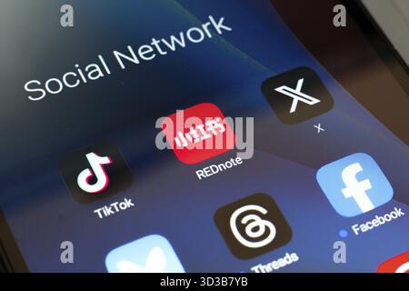 In questa immagine, sullo schermo di uno smartphone vengono visualizzati TikTok, Xiaohongshu (Rednote), X (Twitter), Threads e il logo dell'app Facebook Foto Stock