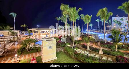 Los Cabos, B.C.S, Messico. 29 dicembre 2024. Un hotel tropicale RIU al chiaro di luna. Le piscine luminose brillano tra palme ondeggianti, creando un ambiente sereno e invitante Foto Stock