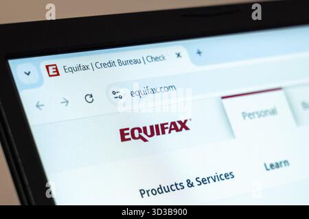 New York, USA - 7 gennaio 2025: Homepage del sito Equifax che mostra i servizi finanziari e di segnalazione del credito Foto Stock