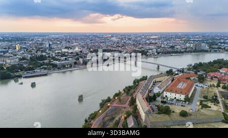 Vista aerea di Novi Sad Serbia con la fortezza di Petrovaradin e il fiume Danubio al tramonto Foto Stock
