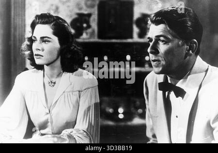 Anni '40 Archivio storico Olycom/Lapresse Ronald Wilson Reagan (Tampico, 6 febbraio 1911 - Los Angeles, 5 giugno 2004) è stato un politico, sindacalista e attore statunitense, 40° presidente degli Stati Uniti d'America dal 1981 al 1989.il suo stile oratorio persuasivo gli fece guadagnare la fama di grande comunicatore. Prima di entrare in politica fu un attore cinematografico e fu a capo della Screen Actors Guild. Negli anni quaranta aderì al Partito Democratico, ma passò poi ai repubblicani negli anni sessanta. Fu governatore della California per due mandati. Dopo la sconfitta di Barry Goldwa Foto Stock