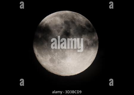 Londra, Regno Unito. 4 novembre 2025. Una vista di una Luna di Beaver, l'ultima supermamma del 2025. (Credit Image: © Dinendra Haria/SOPA Images via ZUMA Press Wire) SOLO PER USO EDITORIALE! Non per USO commerciale! Foto Stock