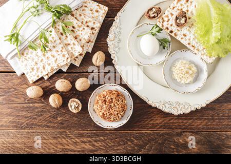 Sfondo festivo per la Pasqua ebraica con cibo e simboli tradizionali. Il concetto di vacanza pasquale. Vista dall'alto Foto Stock