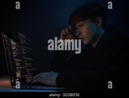 programmatore che lavora su notebook, hacker, codice fluttuante brillante, fusione di mondo digitale e fisico, realtà aumentata, sicurezza informatica, hacking, software Foto Stock