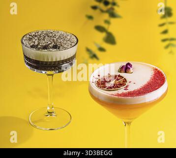 Cibo, caffè cocktail con panna e chicchi di caffè e cocktail tropicale Foto Stock