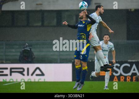 Roberto Gagliardini dell'Hellas Verona FC contrasta con Hakan Calhanoglu dell'FC Internazionale durante la partita di calcio tra Hellas Verona FC e FC in Foto Stock