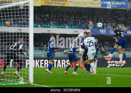 Armel bella-Kotchap dell'Hellas Verona FC ha colpito il pallone durante la partita di calcio tra Hellas Verona FC e FC Internazionale, MD10 di serie A Enilive i Foto Stock