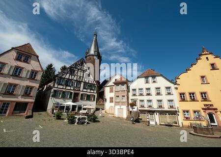 19 agosto 2025, Ottweiler (Saar), Saarland, Germania - Piazza del Municipio nella città vecchia con la vecchia Torre di Guardia. 00A250819D289CARO.JPG [VERSIONE MODELLO: NO, RILASCIO PROPRIETÀ: NO (c) caro Images / Andreas Bastian, http://www.caro-images.com, info@caro-images. Foto Stock