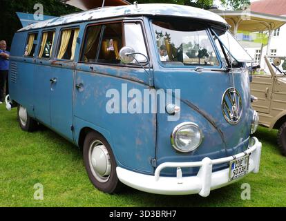 Bad Bentheim, Germania - 13 luglio 2025 un vecchio Volkwagen Transporter Typ 2 T1 degli anni cinquanta in un incontro di auto d'epoca Foto Stock