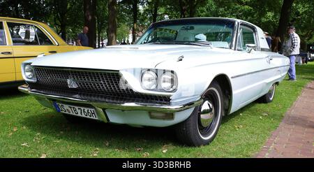 Bad Bentheim, Germania - 13 luglio 2025 Una Ford Thunderbird bianca di quarta generazione dal 1966 in un incontro di auto d'epoca Foto Stock