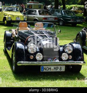 Bad Bentheim, Germania - 13 luglio 2025 Una morgan nera più 8 su un'auto d'epoca che incontra altre auto d'epoca sullo sfondo Foto Stock