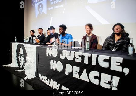 Oldenburg, Germania. 5 novembre 2025. Suraj Mailitafi (centro) e Joschka Kursawe (4° da sinistra), membri dell'iniziativa "giustizia per Lorenz”, siedono dietro uno striscione con la scritta "No Justice, no Peace!” Insieme agli amici di Lorenz durante una conferenza stampa sulla decisione del pubblico ministero. Dopo la sparatoria fatale di Lorenz ventunenne a Oldenburg, l'ufficio del pubblico ministero ha accusato un agente di polizia per omicidio colposo. Crediti: Hauke-Christian Dittrich/dpa/Alamy Live News Foto Stock