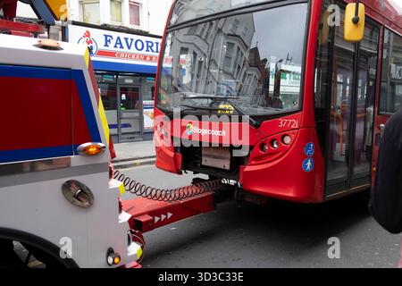 L'autobus a un piano della tfl Stagecoach è stato demolito e necessita di riparazione. Viene trainato lungo la strada a Londra Inghilterra Regno Unito 2025 Gran Bretagna KATHY DEWITT Foto Stock