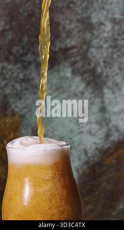 Cibo, versando birra fresca nel bicchiere da vicino Foto Stock