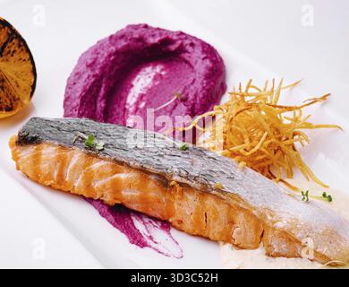 Cibo, salmone con purea di barbabietole e salsa di panna Foto Stock