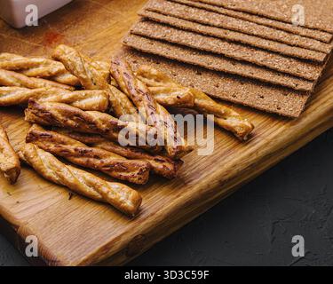 Cibo, gustosi salse assortite su vassoio di legno Foto Stock