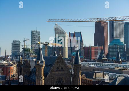 L'impressionante skyline di Den Haag (l'Aia) mescola tetti storici e un gruppo di grattacieli moderni nel centro della città. Foto Stock