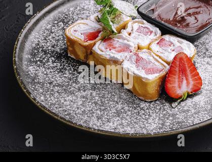 Cibo, pancake con panna montata e fragole Foto Stock