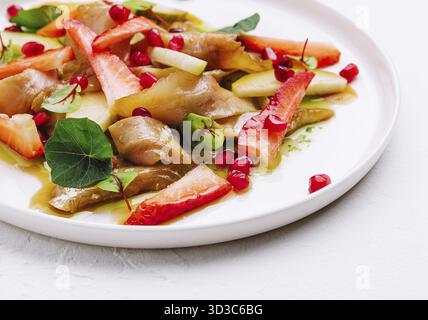 Cibo, pesce con fragole, pere e melograni in salsa Foto Stock