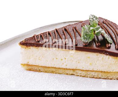 Cibo, cheesecake al cioccolato con menta decorata sul piatto Foto Stock