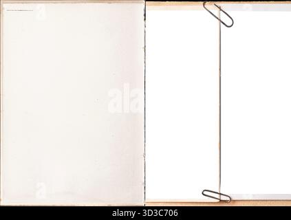 Pagine di un libro vintage con cornici fotografiche vuote attaccate con graffette. Foto Stock