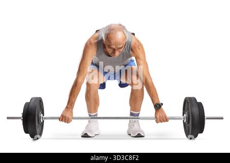 Uomo anziano che cerca di sollevare pesi pesanti isolati su sfondo bianco Foto Stock