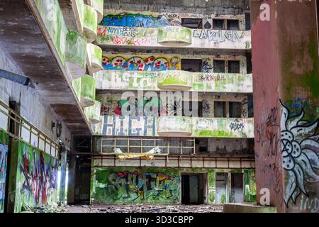 Abbandonato Monte Palace Hotel coperto di graffiti, Sete Cidades, Azzorre, Portogallo. Foto Stock