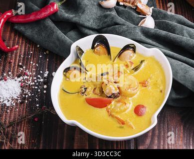 Cibo, tre diverse zuppe di crema vegetale su legno Foto Stock