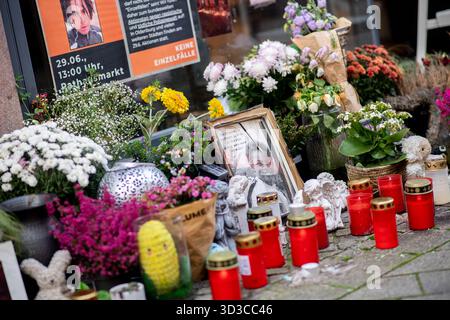 Oldenburg, Germania. 5 novembre 2025. Foto, fiori e candele sulla scena del crimine nel centro della città commemorano Lorenz, ferita a morte da un colpo di pistola della polizia. Dopo la sparatoria fatale del ventunenne, l'ufficio del pubblico ministero ha accusato un agente di polizia per omicidio colposo. Crediti: Hauke-Christian Dittrich/dpa/Alamy Live News Foto Stock