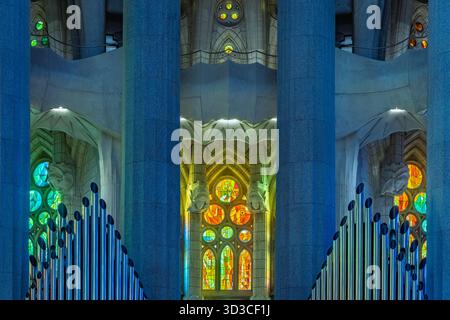 Canne d'organo e vetrate colorate tra colonne alte all'interno del Basílica de la Sagrada Família, Barcellona, Catalogna, Spagna Foto Stock