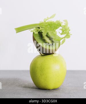 Cibo, sedano, kiwi e mele da vicino Foto Stock
