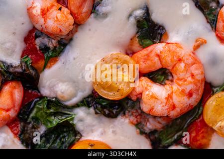 Pizza con gamberi e spinaci con formaggio. primo piano, sfondo, vista dall'alto. Foto di alta qualità Foto Stock