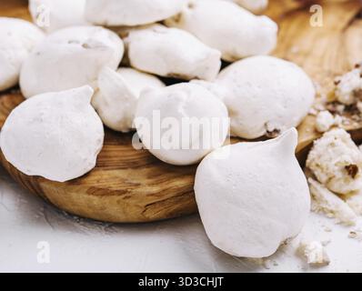 Cibo, biscotti di meringa freschi su tavola di legno Foto Stock