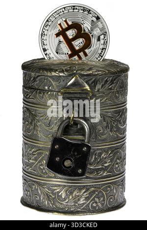 Banca di monete d'epoca con moneta Bitcoin isolata su sfondo bianco Foto Stock