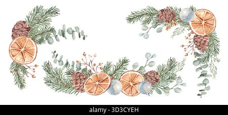 Composizioni di acquerelli per piante invernali. Bouquet di Natale o Capodanno. Rami di abete, eucalipto, coni di pino e fette di arancia secca con vetro blu Foto Stock