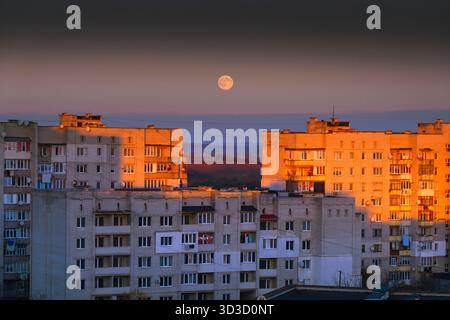 Leopoli, Leopoli, Ucraina. 5 novembre 2025. 5 novembre 2025, regione di Leopoli, Ucraina: La luna piena, conosciuta come la Luna dei castori sorge dietro gli edifici di appartamenti in Ucraina. (Credit Image: © Artur Abramiv/ZUMA Press Wire) SOLO PER USO EDITORIALE! Non per USO commerciale! Foto Stock