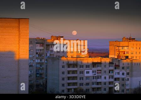 Leopoli, Leopoli, Ucraina. 5 novembre 2025. 5 novembre 2025, regione di Leopoli, Ucraina: La luna piena, conosciuta come la Luna dei castori sorge dietro gli edifici di appartamenti in Ucraina. (Credit Image: © Artur Abramiv/ZUMA Press Wire) SOLO PER USO EDITORIALE! Non per USO commerciale! Foto Stock