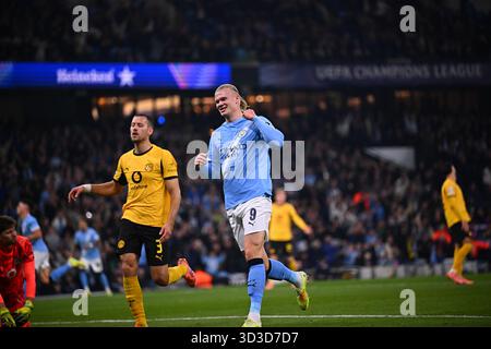 MANCHESTER, GRAN BRETAGNA - 5 NOVEMBRE: Erling Haaland del Manchester City celebra il suo compagno di squadra che apre il punteggio per la sua squadra durante la partita di UEFA Champions League tra Manchester City e Borussia Dortmund all'Etihad Stadium il 4° giorno della Foto Stock