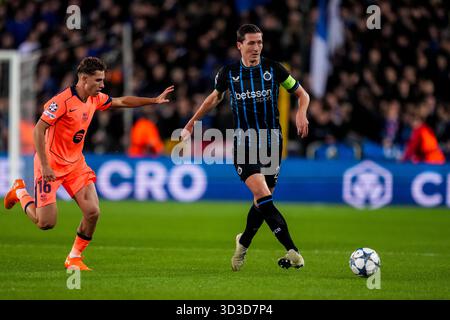 BRUGES, BELGIO - 5 NOVEMBRE: Hans Vanaken del Club Brugge passa la palla durante la fase MD4 della UEFA Champions League 2025/26 tra il Club Brugge KV e il FC Barcelona a Jan Breydelstadion il 5 novembre 2025 a Bruges, Belgio. (Foto di Rene Nijhuis) Foto Stock