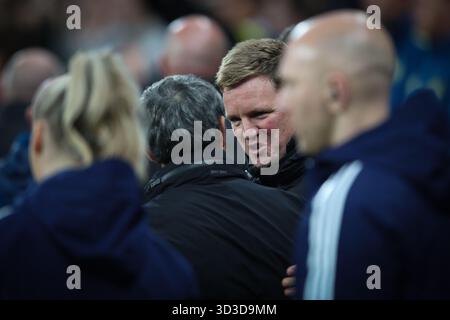 NEWCASTLE, Regno Unito - 5 novembre 2025: Il manager del Newcastle United Eddie Howe saluta il capo allenatore dell'Athletic Club Ernesto Valverde in vista della partita di UEFA Champions League tra il Newcastle United FC e l'Athletic Club al St. James' Park (credito: Craig Mercer/ Alamy Live News) Foto Stock