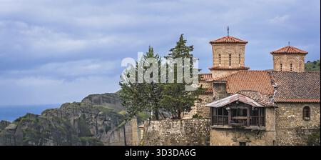 Vista panoramica del incredibilmente situato sulla sommità di una roccia Santo Monastero di grande Meteoron in Meteora, Grecia Foto Stock